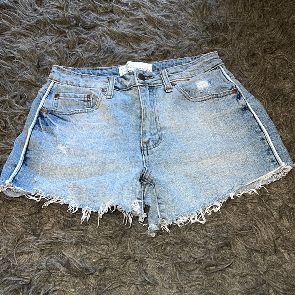 Women’s Vintage Havana Jeans shorts, size 25, button / zipper closure, frayed